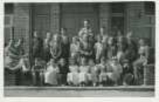 Dzieci i nauczyciele ze Szkoły Podstawowej w Tłuścu przed budynkiem Domu Ludowego [dokument audiowizualny]