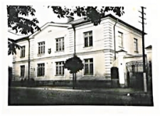 Front budynku Państwowego Gimnazjum Męskiego im. J.I. Kraszewskiego w Białej Podlaskiej przy ul. Warszawskiej