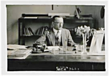 Dyrektor Gimnazjum J. I. Kraszewskiego Stanisław Damrosz (w dobrym humorze)