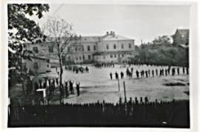 Gimnastyka przedlekcyjna uczniów na boisku uczniów Państwowego Gimnazjum Męskiego im. J. I. Kraszewskiego w Białej Podlaskiej