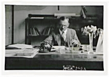 Dyrektor Gimnazjum J. I. Kraszewskiego Stanisław Damrosz (w złym humorze)