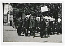 Przemarsz uczniów Państwowego Gimnazjum Męskiego im. J. I. Kraszewskiego w Białej Podlaskiej w święto Ligi Obrony Przeciwlotniczej i Przeciwgazowej