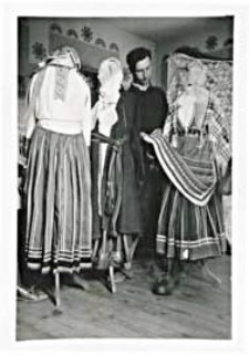 Stroje regionalne z Podlasia na wystawie szkolnej w Państwowym Gimnazjum Męskim im. J. I. Kraszewskiego w Białej Podlaskiej