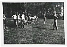 Dyr. Damrosz wizytuje harcerzy z drużyny Państwowego Gimnazjum Męskiego im. J. I. Kraszewskiego w Białej Podlaskiej na biwaku w Worońcu