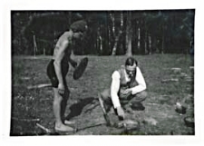 Dyr. Damrosz wśród harcerzy z drużyny Państwowego Gimnazjum Męskiego im. J. I. Kraszewskiego w Białej Podlaskiej na biwaku w Worońcu