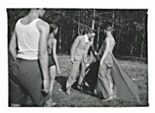 Dyr. Damrosz sprawdza namioty harcerzy z drużyny Państwowego Gimnazjum Męskiego im. J. I. Kraszewskiego w Białej Podlaskiej na biwaku w Worońcu