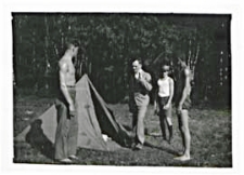 Dyr. Damrosz sprawdza namioty harcerzy z drużyny Państwowego Gimnazjum Męskiego im. J. I. Kraszewskiego w Białej Podlaskiej na biwaku w Worońcu