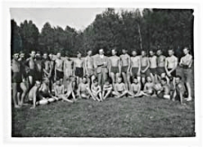 Harcerze z drużyny Państwowego Gimnazjum Męskiego im. J. I. Kraszewskiego w Białej Podlaskiej na biwaku w Worońcu wraz z dyrektorem szkoły Stanisławem Damroszem