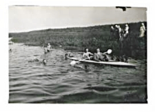 Dyr. Damrosz na kajaku zbudowanym przez uczniów Państwowego Gimnazjum Męskiego im. J. I. Kraszewskiego w Białej Podlaskiej