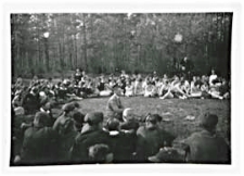 Uczniowie Państwowego Gimnazjum Męskiego im. J. I. Kraszewskiego w Białej Podlaskiej i uczennice Gimnazjum Żeńskiego im. E. Plater w Białej Podlaskiej podczas Święta lLsu