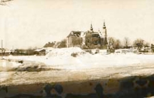 Widok na kościół pw. Narodzenia Najświętszej Marii Panny od strony ul. Aleja Tysiąclecia [dokument ikonograficzny]