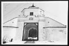 Brama wjazdowa zespołu zamkowego biskupa Henryka Firleja w Czemiernikach [dokument ikonograficzny]