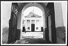 Zespół klasztorny św. Onufrego w Jabłecznej - widok spod bramy dzwonnicy na cerkiew św. Onufrego