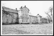 Zespół pałacowy Potockich w Radzyniu Podlaskim - widok od strony parku [dokument ikonograficzny]