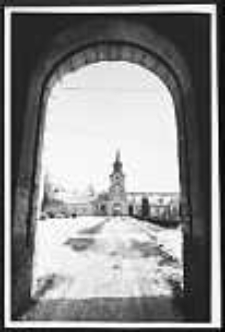 Zespół pałacowy Potockich w Radzyniu Podlaskim - widok z bramy przejazdowej na drugą bramę[dokument ikonograficzny]