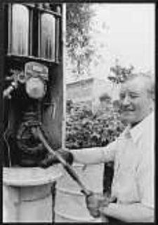 Zabytkowy dystrybutor paliwa na stacji benzynowej w Janowie Podlaskim