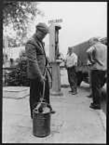 Zabytkowy dystrybutor paliwa na stacji benzynowej w Janowie Podlaskim