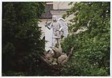 Rzeźba św. Michała Archanioła patrona Białej Podlaskiej przy plebanii kościoła św. Anny [dokument ikonograficzny]