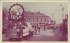 Pochód pierwszomajowy na Placu Wolności w Białej Podlaskiej - grupa z ZRSM [fotografia]