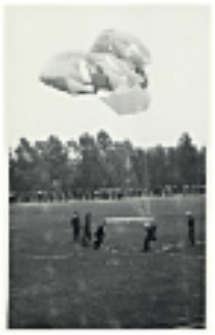Skoki spadochronowe na stadionie w Białej Podlaskiej [fotografia]