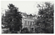 Widok z parku na budynek zespołu pałacowego Radziwiłłów w Białej Podlaskiej [fotografia]