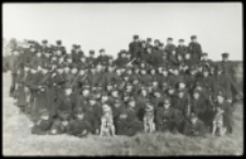 Żołnierze Wojska Polskiego: Grupa żołnierzy i oficerów.