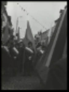 Pracownicy Zakładów Przemysłu Wełnianego "Biawena" w Białej Podlaskiej podczas pochodu pierwszomajowego