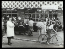 Festyn rekreacyjny z okazji Dnia Dziecka przed Domem Socjalnym ZPW "Biawena" w Białej Podlaskiej