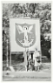 Plansza z herbem Białej Podlaskiej w centrum miasta [fotografia]